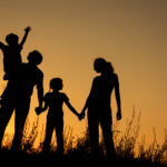 220416-034 Una famiglia in campagna al tramonto