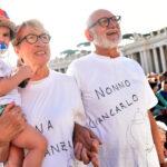 nonni Piazza San Pietro
Incontro internazionale dei nonni e anziani con Papa Franceco
all' arrivo in piazza, Papa Francesco saluta Papa emerito Benedetto XVI
Joseph Ratzinger
Ph: Cristian Gennari/Siciliani